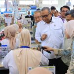 Kunjungi Pabrik Sepatu di Serang, Wamenaker Tekankan Pelindungan Pekerja