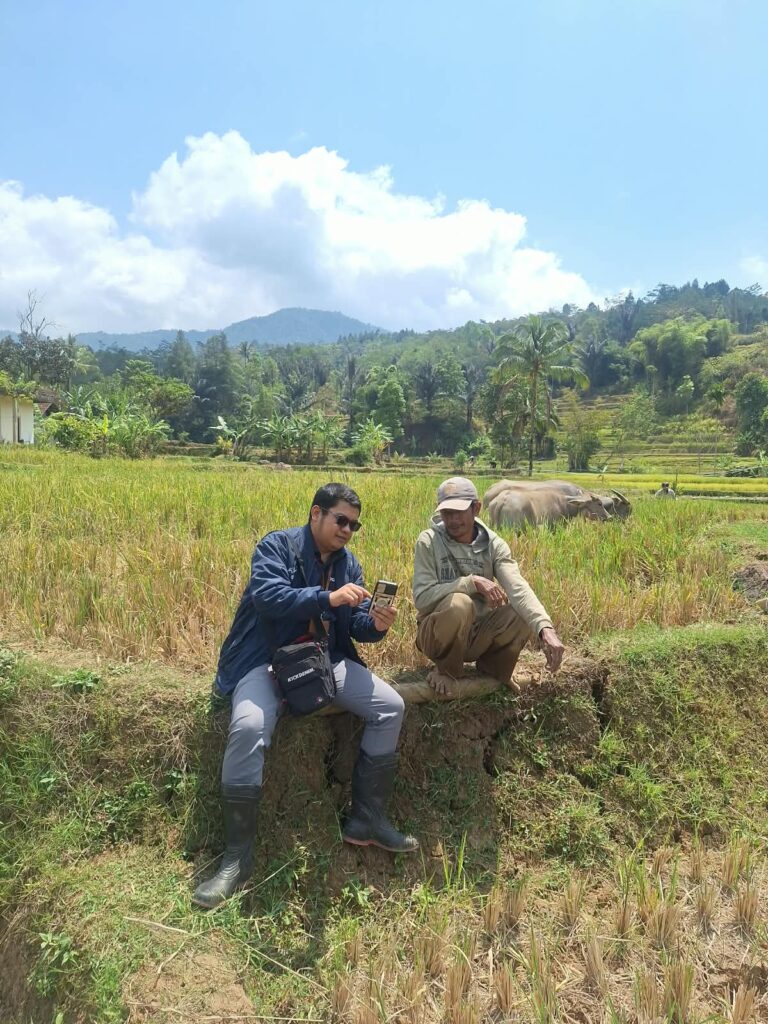 Menembus Pegunungan, Mantri BRI Setia Dampingi Warga Garut Selatan