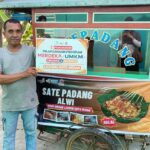Berdayakan UMKM, Lazismu Pacu Kemandirian Ekonomi Pak Ali Usman Lewat Bantuan Gerobak Sate  