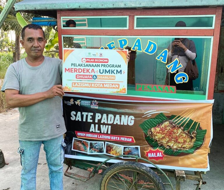 Berdayakan UMKM, Lazismu Pacu Kemandirian Ekonomi Pak Ali Usman Lewat Bantuan Gerobak Sate  