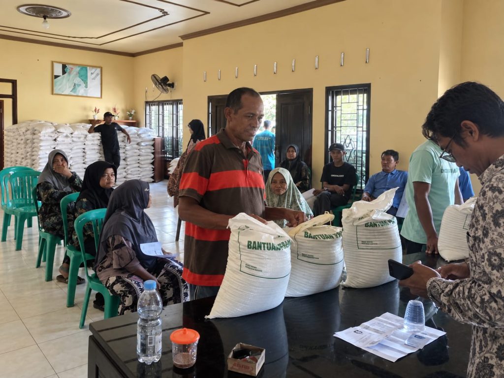 BULOG Cirebon Kawal Bantuan Pangan hingga ke Masyarakat, Pastikan Beras Diterima Penerima yang Berhak