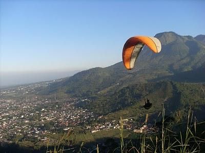 Melayang Di Atas Waduk Jatigede Sumedang, Surga Paralayang Di Tanah Pasundan