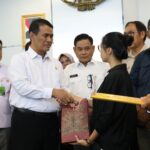 Mentan Amran Beri Bantuan Pendidikan untuk Keluarga Pegawai Pertanian yang Gugur di Papua