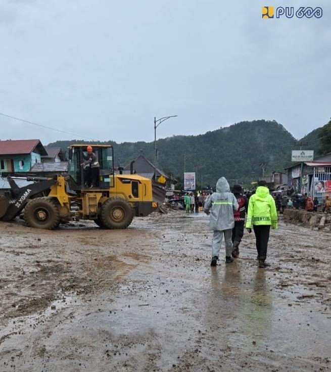 Kementerian PU Terjunkan Alat Berat Pulihkan Jalan Nasional Terdampak Banjir Bandang di Solok