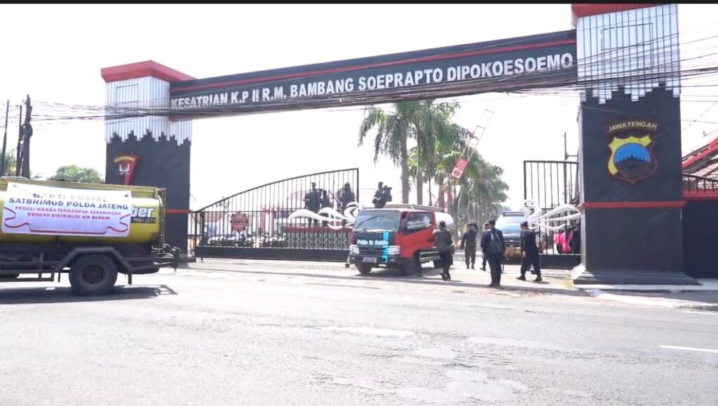 Brimob Polda Jateng Kembali Salurkan Air Bersih untuk Warga Terdampak Kekeringan di Semarang