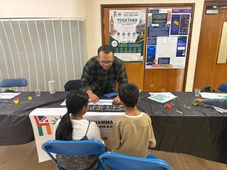 Muhammadiyah Kenalkan Permainan Tradisional dan Inovasi Digital di East London Mosque Science Fair 2026