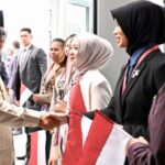Sapaan Hangat Mahasiswa Indonesia Sambut Kedatangan Presiden Prabowo di Vladivostok
