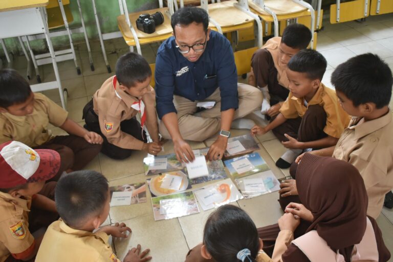 TEP Undip Ajak Siswa Tempirai Selatan Cegah Penyakit dengan Kebiasaan Hidup Bersih