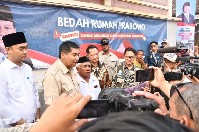 Komisioner BP Tapera Dampingi Menteri PKP dalam Kunjungan Program Bedah Rumah dan Gentengisasi di Purwakarta