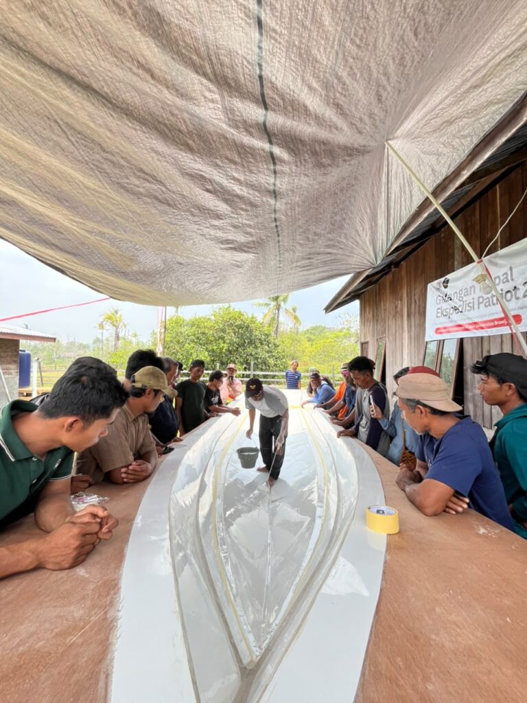 Ganti Kapal Kayu yang Lapuk, Masyarakat Segun Kini Belajar Bikin Kapal Fiberglass dari Tim Ekspedisi Patriot